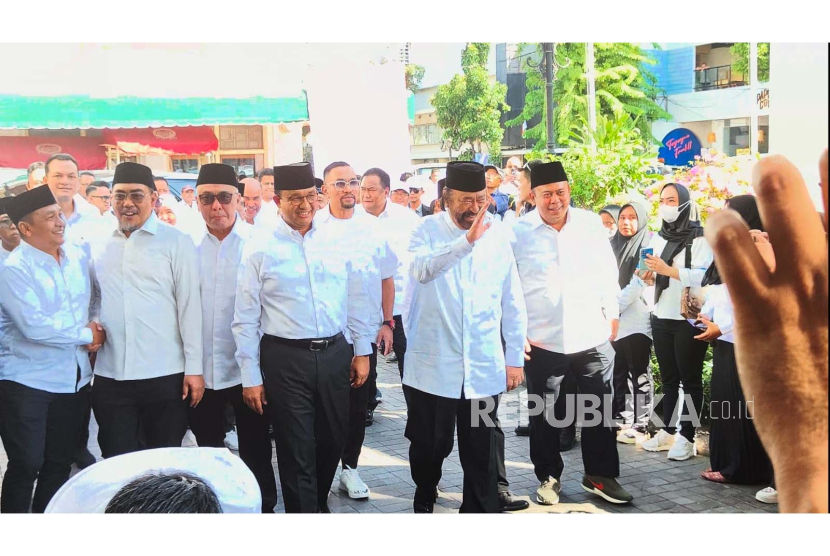 Capres Koalisi Perubahan Anies Rasyid Baswedan datang bersama Ketua Umum Nasdem Surya Paloh di lokasi deklarasi di Hotel Majapahit, Kota Surabaya, Sabtu (2/9/2023).