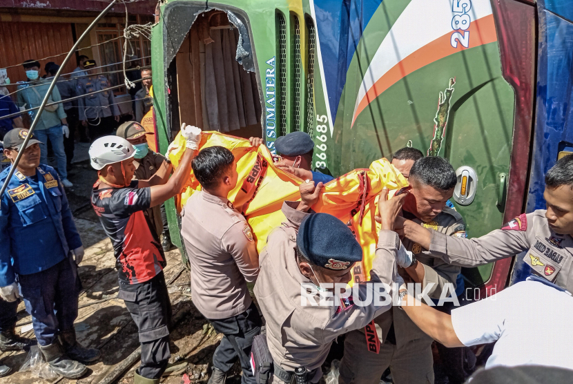 Petugas gabungan mengevakuasi jenazah korban kecelakaan Bus ALS (Antar Lintas Sumatera) di Kota Padang Panjang, Sumatera Barat, Selasa (6/5/2025). Berdasarkan data dari Ditlantas Polda Sumatera Barat kecelakaan Bus Bus ALS (Antar Lintas Sumatera)  dengan rute Medan-Jakarta tersebut mengakibatkan 12 orang meninggal dunia dan 22 orang korban luka-luka. 