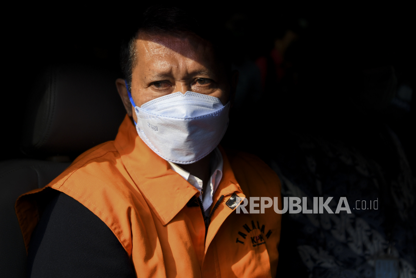 Mantan Direktur Utama PT Pelindo II (Persero) Richard Joost Lino (tengah) menaiki mobil tahanan usai diperiksa di gedung KPK, Jakarta, Jumat (26/3/2021). RJ Lino yang telah ditetapkan sebagai tersangka pada Desember 2015 itu ditahan penyidik KPK dalam kasus dugaan tindak pidana korupsi dalam pengadaan tiga unit Quay Container Crane (QCC) di PT Pelindo II.