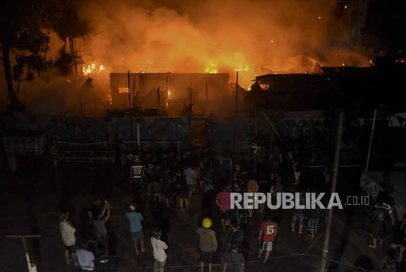Warga menyaksikan kebakaran yang terjadi di Pasar Sadang Serang, Kota Bandung, Jawa Barat, Jumat (4/8/2023).