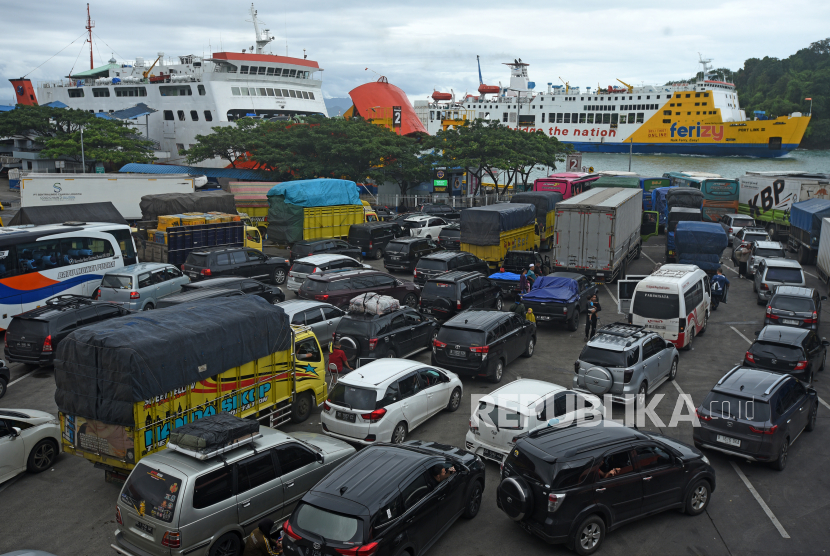 Sejumlah kendaraan yang akan menyeberang ke Sumatra antre di Pelabuhan Merak, Banten, Kamis (29/12/2022). Kementerian Perhubungan menyiapkan antisipasi untuk menghadapi lonjakan penumpang dan lalu lintas pergerakan angkutan laut. 