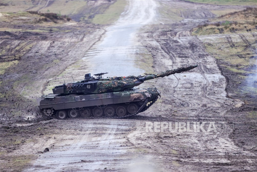  Tank tempur Leopard 2 A6 beraksi. Kemajuan sanksi Jerman  yang diberlakukan sejak invasi Rusia ke Ukraina terhadap oligarki dan institusi Rusia melambat. 