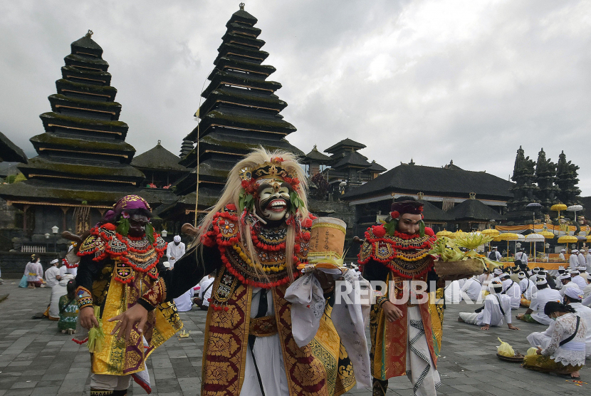 Seniman menampilkan tari Topeng Sidakarya dalam upacara Pamahayu Jagat di Pura Besakih, Karangasem, Bali, Ahad (5/7/2020). Upacara tersebut untuk memohon keselamatan menjelang dimulainya tahapan pertama tatanan normal baru di Bali pada 9 Juli 2020 dan segera berhentinya wabah COVID-19. 