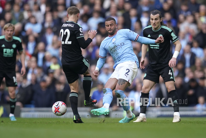 Pemain Manchester City, Kyle Walker (tengah), menendang bola di depan pemain Leicester. (ilustrasi)