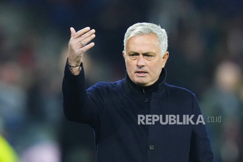  Pelatih AS Roma Jose Mourinho memberi isyarat selama pertandingan.