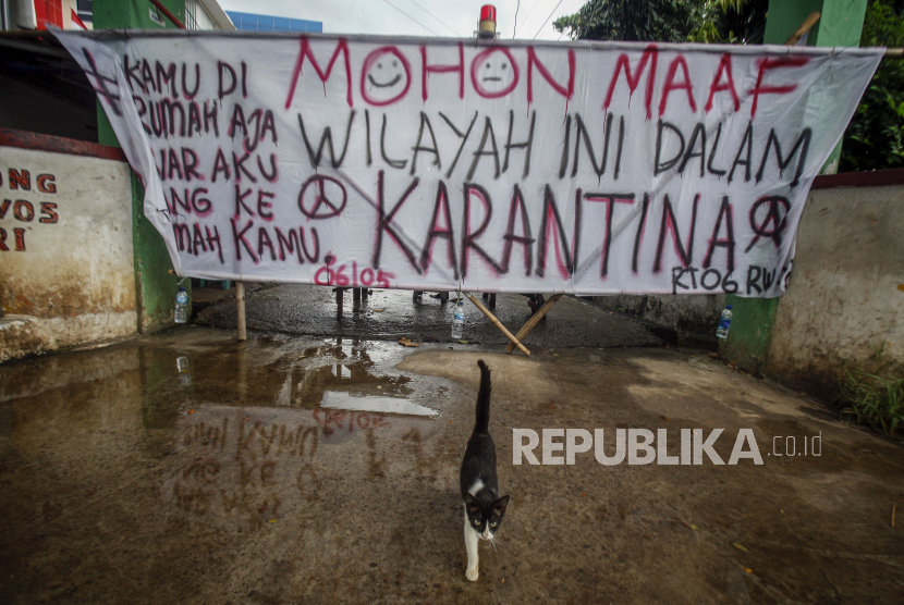 Spanduk karantina wilayah terpasang di Kampung Cikempong,  Cibinong, Kabupaten Bogor, Jawa Barat, Senin (6/4). Menteri Kesehatan Terawan Agus Putranto secara resmi telah menetapkan penerapan pembatasan sosial berskala besar (PSBB) di wilayah Bogor, Depok, dan Bekasi untuk mencegah penyebaran Covid-19. 