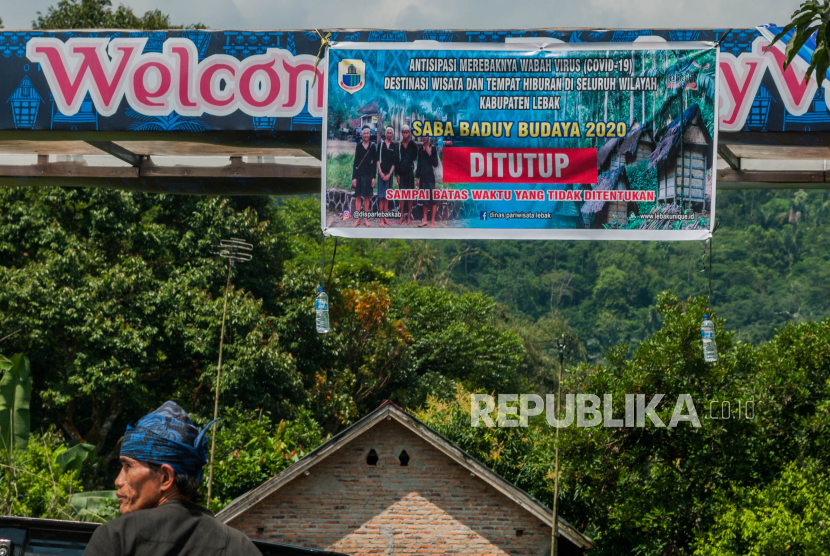 Warga Baduy Luar beraktifitas di Desa Ciboleger, Lebak, Banten, Sabtu (30/5/2020). Pemda setempat menutup wisata budaya Baduy dalam rangka antisipasi pencegahan penyebaran COVID-19 hingga waktu yang belum ditentukan