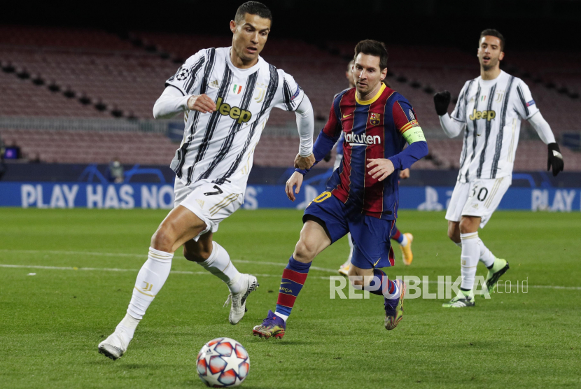 Lionel Messi membayangi Cristiano Ronaldo pada laga Grup G Liga Champions antara Barcelona vs Juventus di Camp Nou stadium, Barcelona, Spanyol, Rabu (9/12) dini hari.