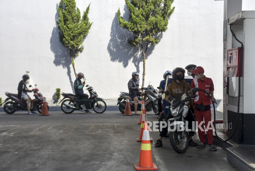 Sejumlah pengendara sepeda motor antre mengisi bahan bakar minyakdi SPBU Riau, Jalan LLRE Martadinata, Kota Bandung, Jawa Barat, Jumat (2/6/2023). Harga minyak mentah berjangka memperpanjang kenaikan.
