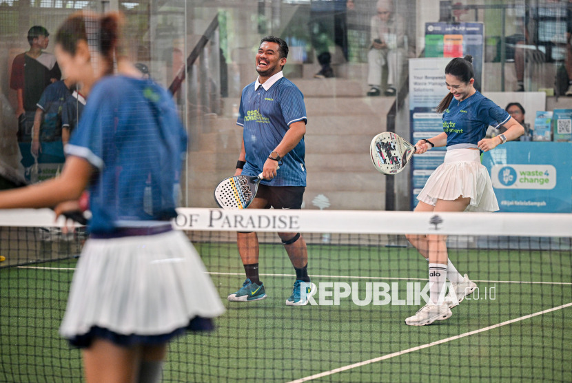 Direktur Republika Rangga Danu Prasetyo (kiri) dan Putri Indonesia 2023 Jelita Gabriella (kanan) mengikuti pertandingan padel dalam acara Padel For Environment di Jakarta, Sabtu (12/9/2026). Republika menggelar kompetisi padel bertajuk Padel For Environment dalam rangkaian acara ESG Now Movement 2026 yang diikuti oleh puluhan pemain padel dengan memperebutkan hadiah senilai jutaan rupiah. Selain pertandingan padel, kegiatan ESG Now Movement 2026 kali ini juga menggelar ruang edukasi terkait gaya hidup yang berkelanjutan dengan menyumbangkan bibit pohon.