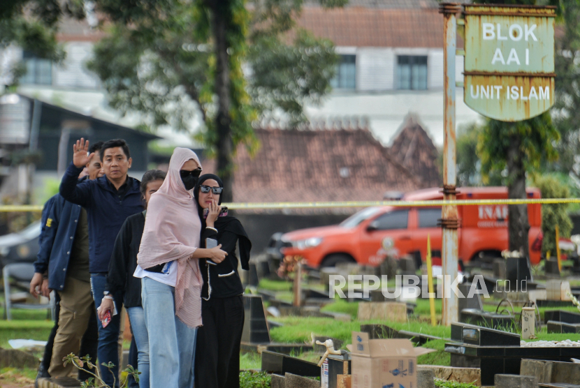 Artis yang juga orang tua dari anak korban meninggal akibat tenggelam D (6) Tamara Tyasmara (kanan) menyaksikan proses ekshumasi jenazah anaknya di TPU Jeruk Purut, Jakarta, Selasa (6/2/2024). Ditreskrimum Polda Metro Jaya bersama tim Forensik RS Polri melakukan ekshumasi terhadap korban anak dari artis Tamara Tyasmara nerinisial D (6) yang tenggelam di kolam renang kawasan Jakarta Timur untuk dilakukan proses penyelidikan atau penyidikan dengan mengutamakan pembuktian melalui scientific investigation crime dalam mengungkap penyebab kematian korban.