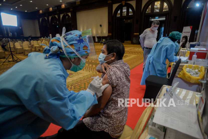 Pekerja Industri Keuangan Non Bank (IKNB) OJK mengikuti vaksinasi Covid-19 di Gedung Bidakara, Jakarta, Selasa (27/4). Berdasarkan hasil survei pada Januari hingga Maret 2021, sebanyak 80,8 persen responden bersedia menerima vaksin Covid-19.