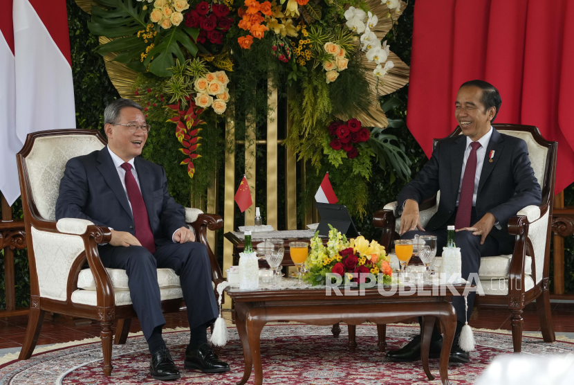 Perdana Menteri Cina Li Qiang (kiri) berbicara dengan Presiden Indonesia Joko Widodo saat pertemuan mereka di Istana Merdeka di Jakarta, Indonesia, Jumat, 8 September 2023.