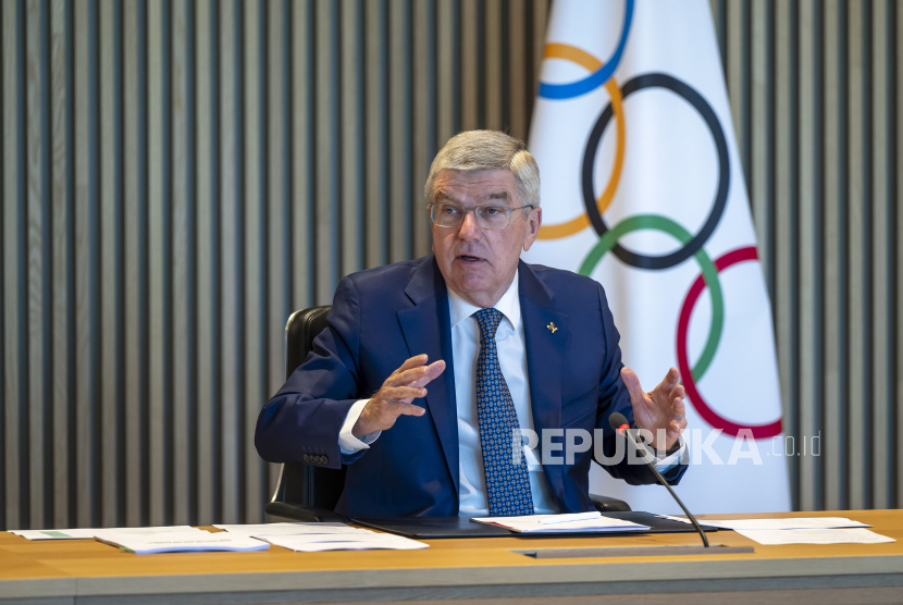 Presiden Komite Olimpiade Internasional (IOC) Thomas Bach berbicara pada pembukaan rapat dewan eksekutif IOC, di Olympic House di Lausanne, Swiss, 12 Juni 2024.