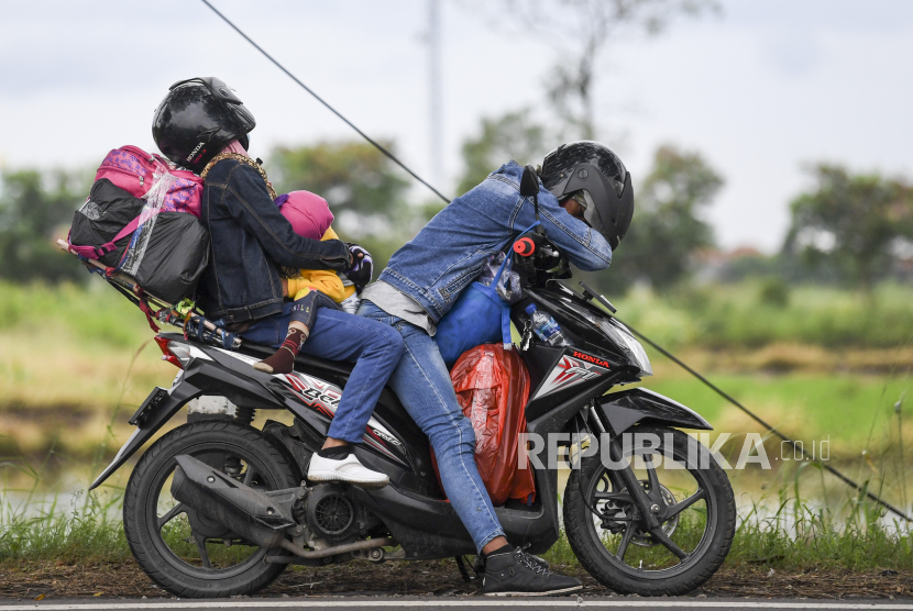 Pemudik bersepeda motor melintas di jalur Pantura, Cirebon, Jawa Barat (ilustrasi). Pemerintah Kota Cirebon melakukan beberapa upaya menjelang arus mudik Lebaran 2023.