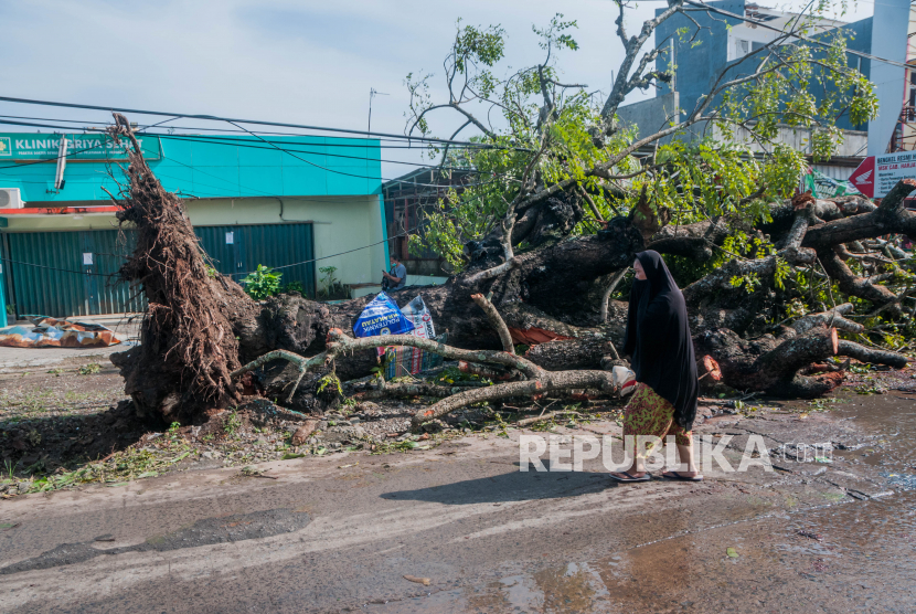 Badan Penanggulangan Bencana Aceh (BPBA) menyebut, puting beliung, angin kencang, dan banjir disertai hujan dengan intensitas sedang melanda dua desa dataran tinggi di Aceh, Kamis (11/6) malam (Foto: ilustrasi angin puting beliung)