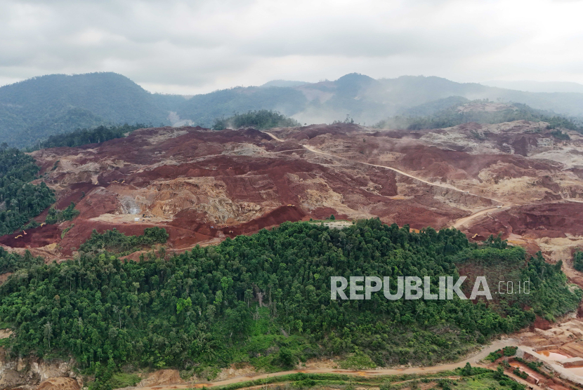 Foto udara kawasan tambang ore nikel di Desa Siumbatu, Kabupaten Morowali, Sulawesi Tengah, Selasa (23/1/2023). 