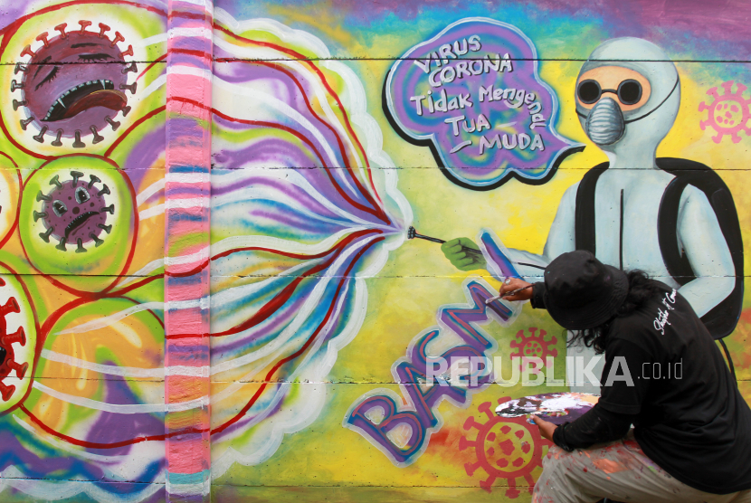 Seorang seniman mural membuat mural dengan tema kampanye melawan COVID -19 di kawasan Tanah Tinggi, Tangerang, Banten, Rabu (20/1/2021). Kampanye dalam bentuk mural melawan COVID-19 tersebut merupakan bagian dari edukasi bagi masyarakat untuk lebih meningkatkan kewaspadaan terhadap pandemi itu. 