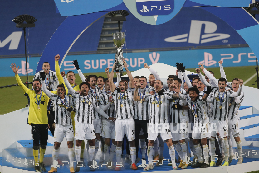  Para pemain Juventus merayakan dengan Piala Super (Supercoppa) setelah pertandingan sepak bola Piala Super Italia Juventus FC vs SSC Napoli di Stadion Mapei di Reggio Emilia, Italia, 20 Januari 2021.
