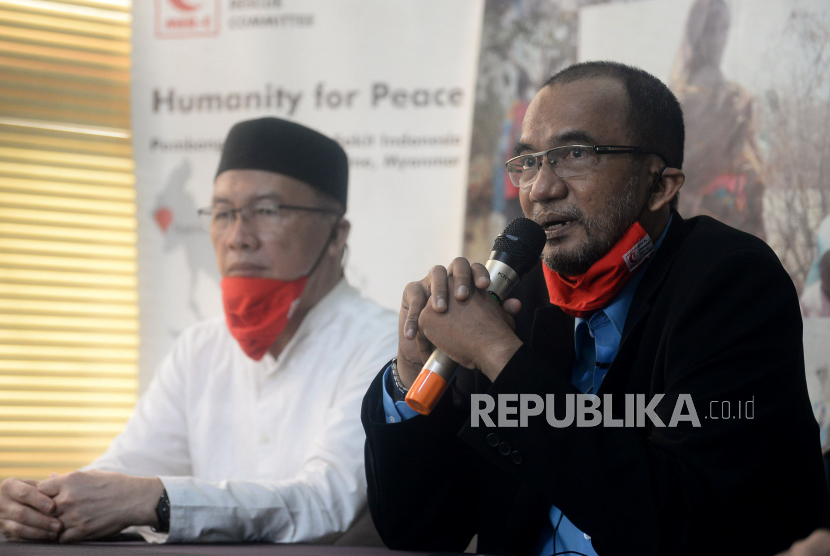 Head of Presidium MER-C Sarbini Abdul Murad (kanan) memberikan paparan didampingi Pimpinan Komite Indonesia untuk Solidaritas Dunia Islam (KISDI) HM Mursalin (kiri). Mursalin mengatakan, tidak ada alasan bagi Pemerintah Indonesia untuk tidak bisa menolak timnas Israel di Piala Dunia U-20 2023 Indonesia.