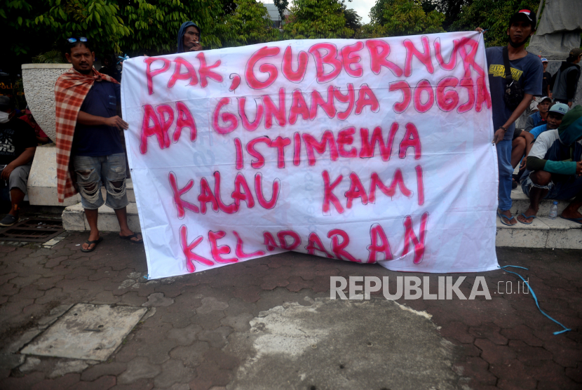 Ratusan Penambang Pasir Geruduk Gedung DPRD DIY | Republika Online