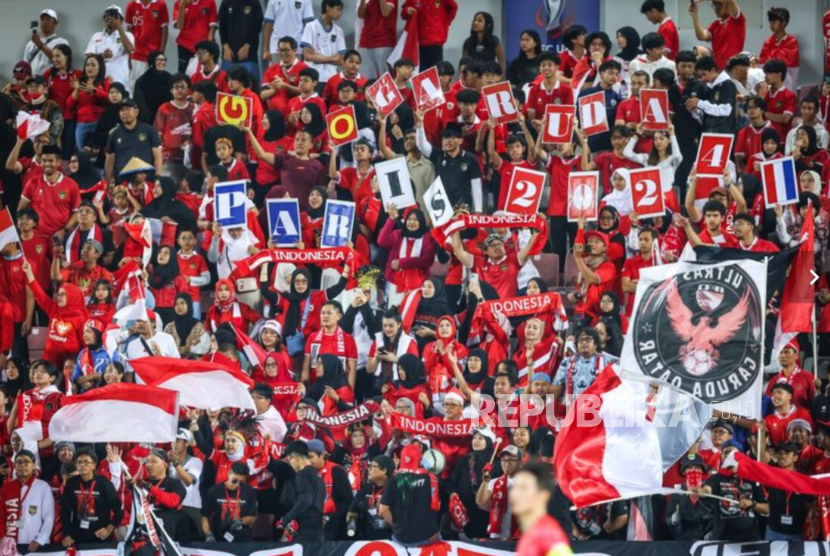 Suporter Timnas U-23 Indonesia memberikan dukungan pada babak perempat final Piala Asia U-23 2024 melawan Korea Selatan di Stadion Abdullah bin Khalifa, Doha, Jumat (26/4/2024) dini hari. Indonesia melaju ke semifinal Piala Asia U23 setelah mengalahkan Korea Selatan lewat babak adu penalti.
