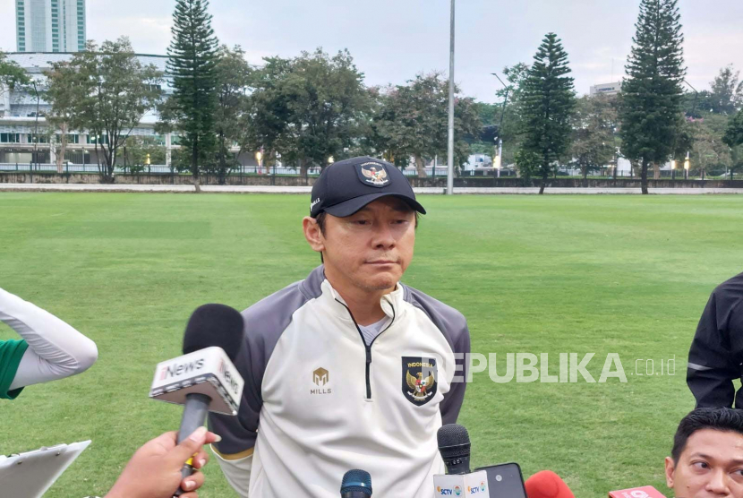 Pelatih Timnas Indonesia, Shin Tae-yong setelah memimpin latihan Timnas U-20 di Stadion A Gelora Bung Karno, Jakarta, Jumat (3/2/2023).