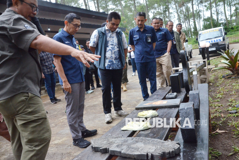 Direktur Keuangan dan Manajemen Risiko perhutani Sandy Mukhlisin bersama Asisten Deputi Bidang Industri Perkebunan dan Kehutanan Kementerian BUMN Faturohman meninjau proses dan hasil pengolahan sampah saat peresmian TPS Terpadu Cikole Jayagiri, di kawasan hutan pinus Cikole, Lembang, Kabupaten Bandung Barat, Kamis (9/1/2025). Tempat Pengelolaan Sampah Terpadu - Reduce Reuse and Recycle (TPST-3R) pertama di kawasan hutan wisata ini merupakan komitmen dan dukungan kolaborasi dari 21 BUMN dalam Penggunaan Dana Tanggung Jawab Sosial dan Lingkungan (TJSL).