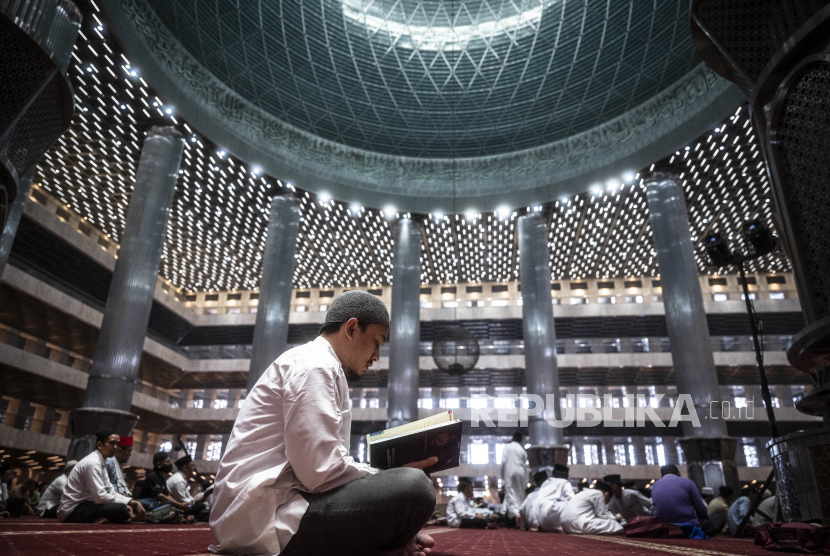 Umat Islam membaca Al Quran dalam acara Indonesia Quran Hours 2024 di Masjid Istiqlal, Jakarta, Kamis (28/3/2024). Indonesia Quran Hours 2024 yang merupakan kegiatan membaca Al Quran secara bersama-sama itu mengangkat tema Indonesia Bersatu Indonesia Bangkit. 