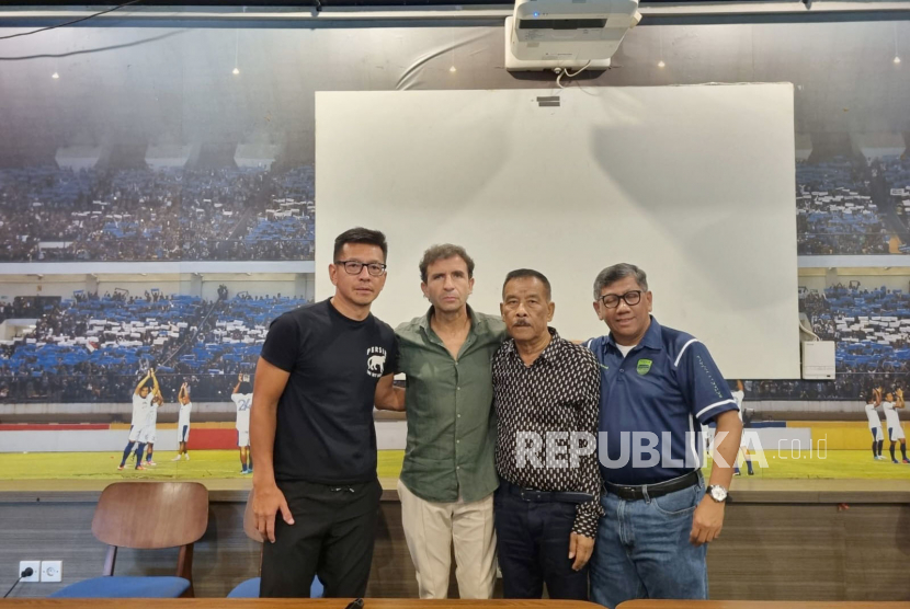 Direktur PT Persib Bandung Bermartabat Teddy Tjahjono (paling kiri), Pelatih Luis Milla, Komisaris Umuh Muchtar dan Komisaris Kuswara S Taryono menggelar konferensi pers terkait keputusan pelatih Luis Milla mundur dari pelatih karena alasan keluarga di Graha Persib Bandung, Sabtu (15/7/2023). 