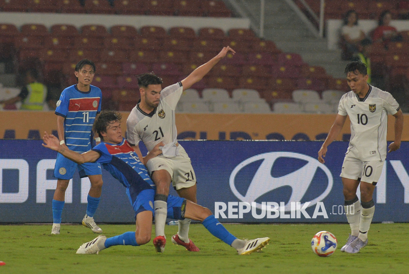 Pesepak bola Timnas U-23 Indonesia Jens Raven berusaha melewati adangan pesepak bola Timnas U-23 Filipina dalam pertandingan penyisihan Grup A Piala AFF U-23 2025 di Stadion Utama Gelora Bung Karno (SUGBK), Senayan, Jakarta, Jumat (18/7/2025). Timnas U-23 Indonesia menang dengan skor 1-0. 