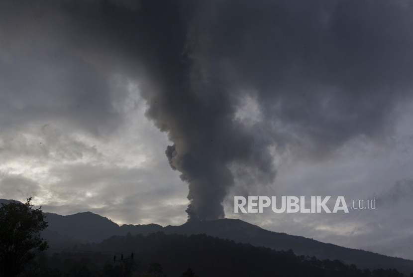 Gunung Marapi memuntahkan material vulkanik dari kawahnya saat terjadi letusan di Agam, Sumatera Barat, Indonesia, Ahad, 14 Januari 2024.