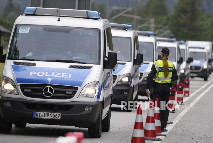 Mobil polisi melewati pos pemeriksaan dekat perbatasan Austria dan Jerman di Mittenwald, Jerman, Rabu, 22 Juni 2022. KTT G7 berlangsung di kastil 