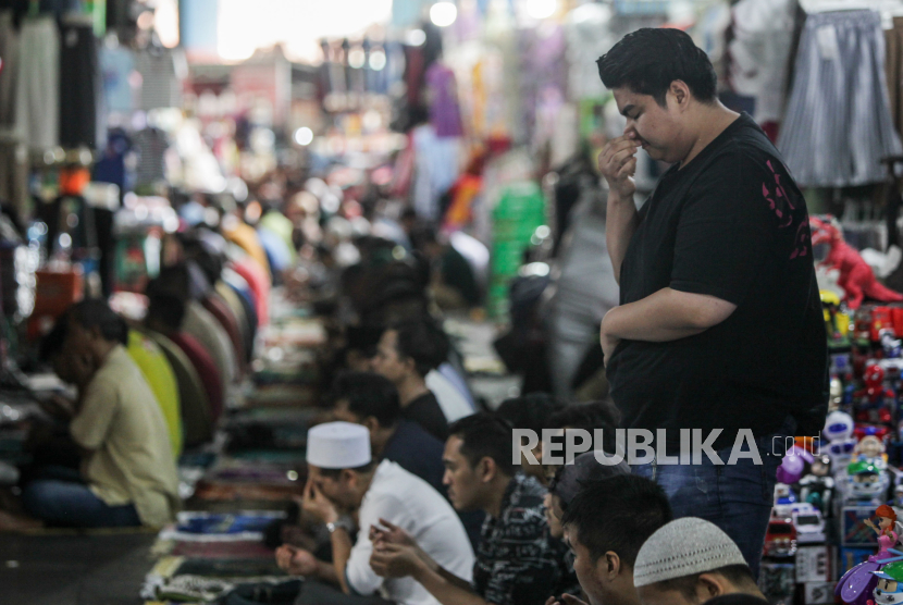 Sejumlah umat muslim melaksanakan Sholat Jumat berjamaah di Pasar Tanah Abang, Jakarta, Jumat (15/3/2024). Sholat Jumat pertama pada bulan Ramadhan 1445 Hijriah di Masjid Nurul Muhajirin tersebut dilaksanakan hingga ke lorong pasar yang diubah menjadi area shaf. Pelaksanaan Sholat Jumat yang diikuti oleh para pedagang dan pembeli di Pasar Tanah Abang tersebut menghentikan sejenak kegiatan transaksi jual beli.