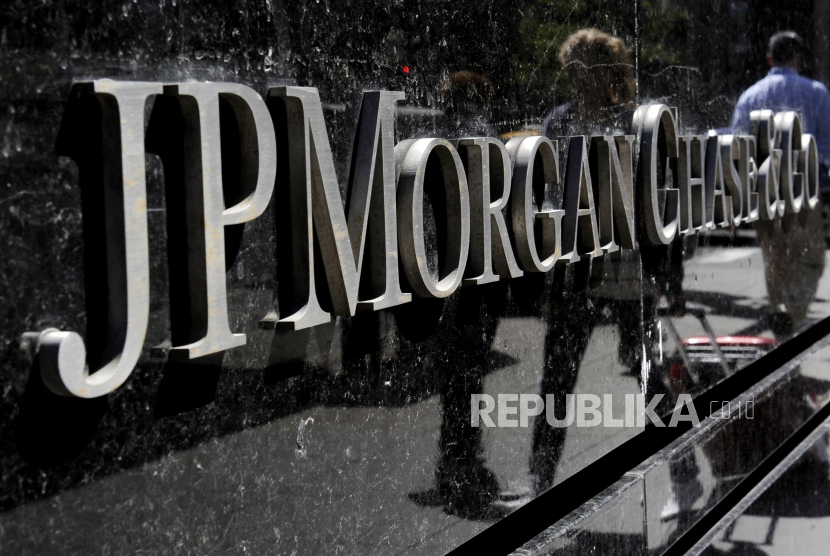  Pemandangan dari tanda di gedung JPMorgan Chase di New York, New York, AS, 11 Mei 2012 Pada 19 April 2021 dua belas klub sepak bola Eropa, AC Milan, Arsenal FC, Atletico de Madrid, Chelsea FC, FC Barcelona, ??FC Internazionale Milano , Juventus FC, Liverpool FC, Manchester City, Manchester United, Real Madrid CF dan Tottenham Hotspur telah mengumumkan pembentukan Liga Super. Seorang juru bicara JP Morgan mengkonfirmasi 19 April 2021 bahwa mereka secara finansial mendukung liga baru.