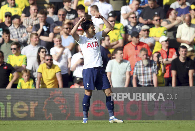 Pemain Tottenham Hotspur Son Heung-min, atas, merayakan setelah mencetak gol kelima timnya selama pertandingan Liga Inggris antara Norwich City dan Tottenham Hotspurs di Stadion Carrow Road, Norwich, Inggris, Ahad, 22 Mei 2022.