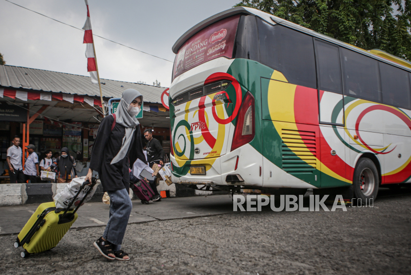 Calon penumpang bus berjalan di Terminal Kalideres, Jakarta, Senin (19/12/2022). Kementerian Perhubungan memprediksi jumlah penumpang angkutan umum pada masa libur Natal dan Tahun Baru (Nataru) periode 2022-2023 sebesar 14,72 juta orang atau naik 54,62 persen dibadingkan periode 2021-2022. 