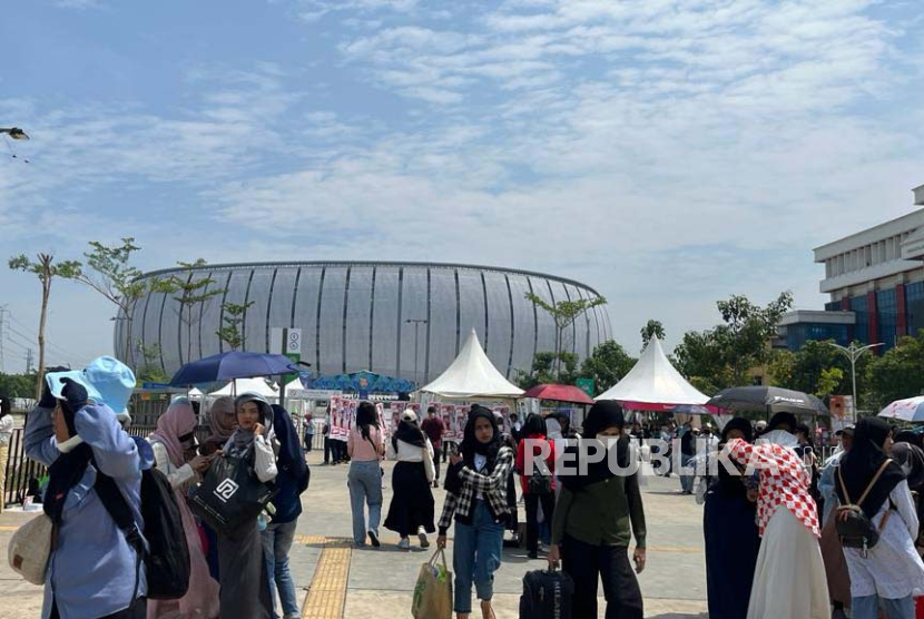 Sejumlah penggemar K-pop dari berbagai grup memadati area acara 38th Golden Disc Awards di Jakarta International Stadium (JIS), Jakarta Utara, Sabtu (6/1/2024). 