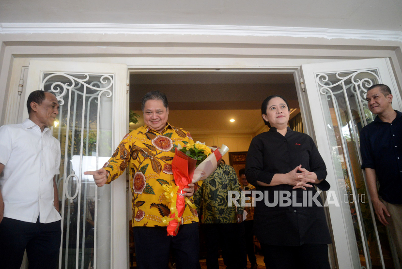 Ketua Umum Partai Golkar Airlangga Hartarto bersama dengan Ketua DPP PDI Perjuangan Puan Maharani berjalan usai melakukan pertemuan di kediaman Airlangga di Jakarta, Kamis (27/7/2023). Pertemuan tersebut diantaranya membahas hal-hal politik jelang pemilu 2024. 