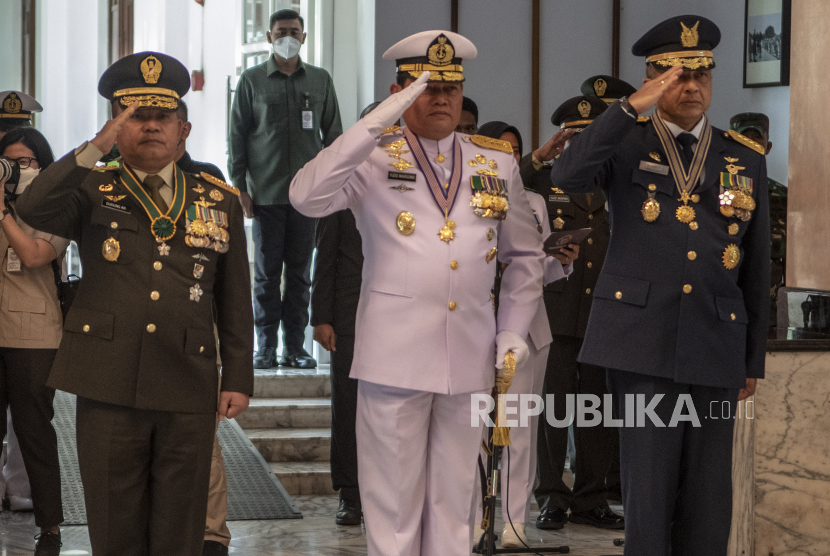 KSAD Jenderal Dudung Abdurachman (kiri) dan KSAL Laksamana Yudo Margono (tengah) menjadi kandidat pengganti Jenderal Andika Perkasa sebagai Panglima TNI.