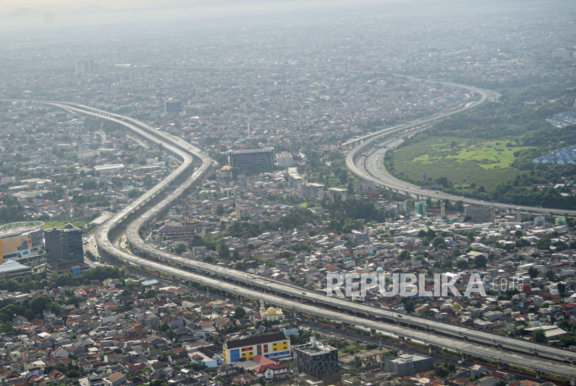 Foto udara ruas Tol Bekasi-Cawang-Kampung Melayu (Becakayu) di Jakarta, Ahad (10/1/2021). Warga diminta mengantisipasi kemacetan sebagai imbas berlanjutnya proyek tol Becakayu.