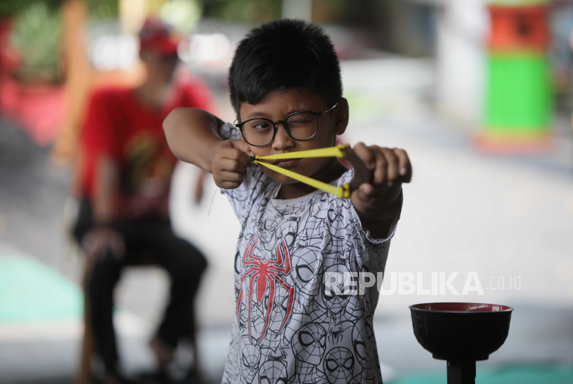 Anak-anak berlatih ketapel di Markaz Ketapel Pandan Lovers (Kepal), Tebet, Jakarta Selatan. Salah satu permainan tradisional Ketapel atau biasa disebut Bandring adalah salah satu permainan tradisional