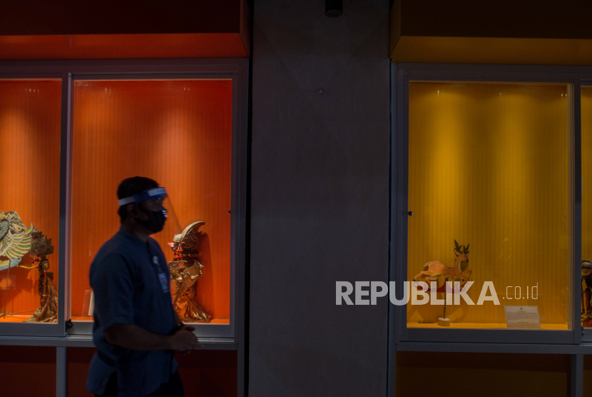 Petugas museum beraktivitas di Museum Wayang, Jakarta, Jumat (19/6). Masyarakat yang sudah beraktivitas di Jakarta tetap harus waspada karena DKI Jakarta masih terus menambah kasus positif mencapai ratusan orang per harinya.