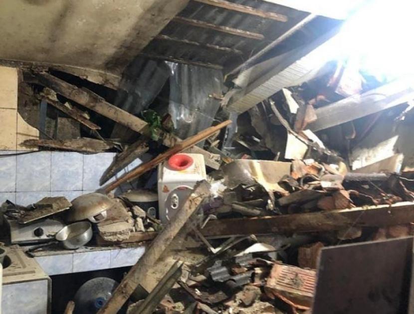  Longsor Terjang Dua Rumah di Lembang, 4 Orang Terjebak