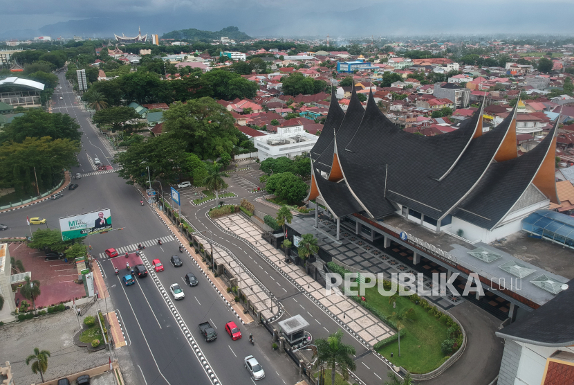 Foto aerial kondisi lalu-lintas di Jalan Sudirman, Padang, Sumatera Barat, Rabu (15/4/2020). Pemerintah Provinsi Sumatera Barat mengajukan PSBB ke Kementerian Kesehatan.