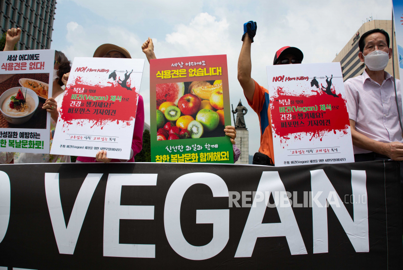 Anggota kelompok aktivis Vegan di Korea. Pola makan vegan terdiri atas makanan yang sepenuhnya berbasis nabati. Ini termasuk kacang-kacangan, biji-bijian, buah-buahan, kedelai, dan sayuran.
