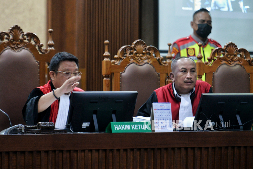 Majelis Hakim Rianto Adam Pontoh (kiri). Hakim menganggap bocornya BAP saksi kasus Syahrul Yasin Limpo sebuah keanehan.
