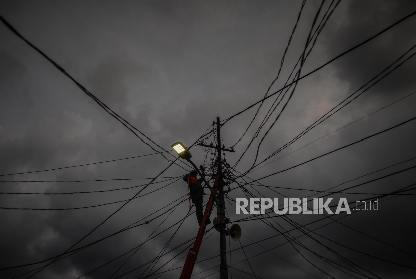 Petugas PLN memperbaiki aliran listrik yang terputus di Jalan Kembang Sepatu, Jakarta. PLN tengah mendata industri kecil yang akan menerima pembebasan tagihan listrik.