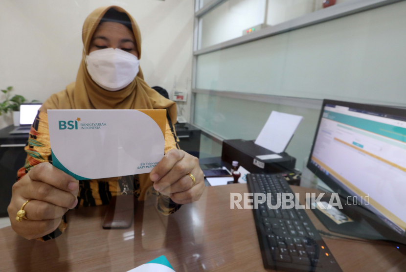 BSI Boyong Lima Penghargaan dari InfoBank. Foto:   Seorang staf bank menunjukkan rekening buku bank di cabang Bank Syariah Indonesia (BSI) di Banda Aceh, Indonesia, 07 Juni 2021. 