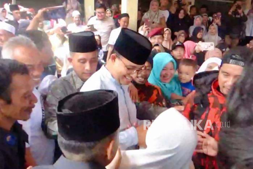 Calon Presiden Anies Baswedan mengunjungi Pesantren Al-Falak di Kelurahan Loji, Kecamatan Bogor Barat, Kota Bogor pada Jumat (27/10/2023). Anies berziarah ke makam KH Tubagus Muhammad Falak, sekaligus bersilaturahmi ke pesantren tersebut. 